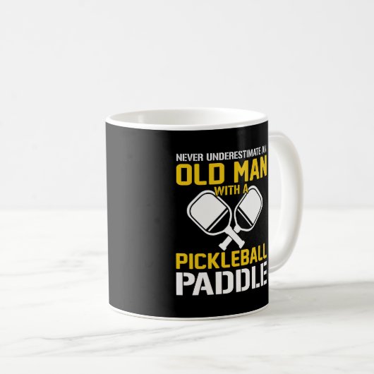 Nie unterschätzen und alter Mann mit einem Pickleb Kaffeetasse (VorderseiteRechts)