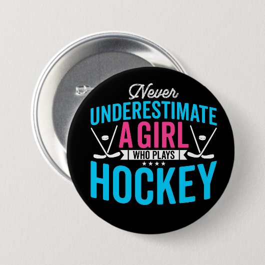 Nie unterschätzen wir Girl Hockey Button (Vorne & Hinten)