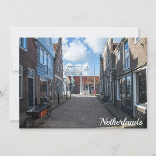 Niederländisches Dorf mit traditioneller Holzbrück