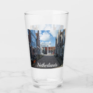 Niederländisches Dorf mit traditioneller Holzbrück Glas