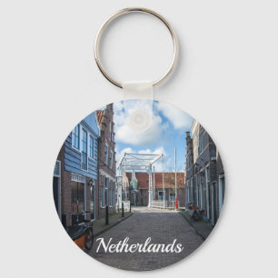 Niederländisches Dorf mit traditioneller Holzbrück Schlüsselanhänger