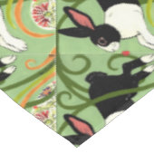 Niederländisches Kaninchen auf der grünen geteerte Tischdecke (Schrägansicht)