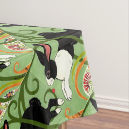 Niederländisches Kaninchen auf der grünen geteerte Tischdecke