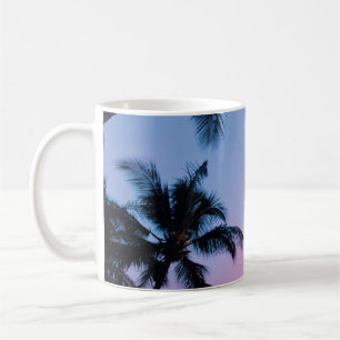 Niederwinkelfotografie mit Kokospalmen in goldenen Kaffeetasse
