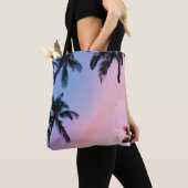 Niederwinkelfotografie mit Kokospalmen in goldenen Tasche (Von Nahem)