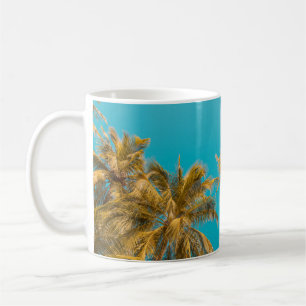 Niederwinkeliges Foto von Kokospalmen Kaffeetasse