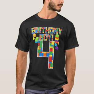 Niedlich 4. Geburtstag 4 Jahre Alte Blockjungen im T-Shirt