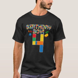 Niedlich 4. Geburtstag 4 Jahre Alte Blockjungen im T-Shirt