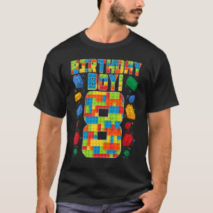 Niedlich 8. Geburtstag 8 Jahre alte Blockjungen im T-Shirt