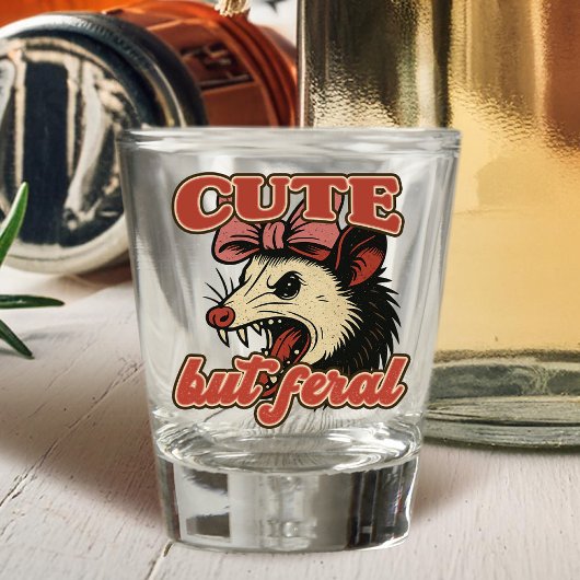 Niedlich aber Feral Possum: Vintager sarkastischer Schnapsglas