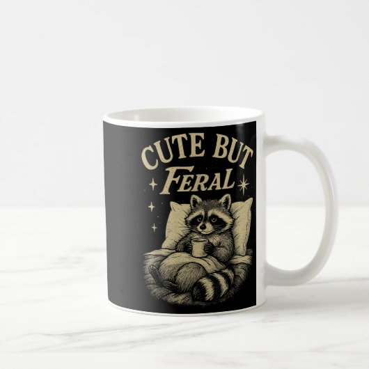 Niedlich aber Feral Raccoon Cosy Meme Coffee Chaos Kaffeetasse (Rechts)