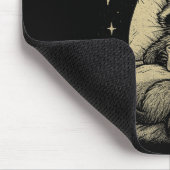Niedlich aber Feral Raccoon Cosy Meme Coffee Chaos Mousepad (Ecke)
