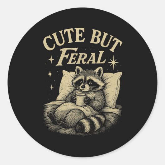 Niedlich aber Feral Raccoon Cosy Meme Coffee Chaos Runder Aufkleber (Vorderseite)