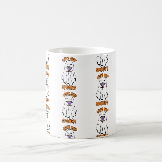 Niedlich, aber Spooky Halloween Ghost Holing a Pum Kaffeetasse (Mittel)