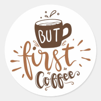 Niedlich, aber zuerst Kaffee Zitat braune Schrift Runder Aufkleber