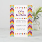 Niedlich als Button Baby Shower Einladung (Stehend Vorderseite)