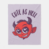 Niedlich als Hell Devil mit dunklem Text Fleecedecke (Vorderseite)