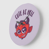 Niedlich als Hell Devil mit dunklem Text Große Wanduhr (Winkel)
