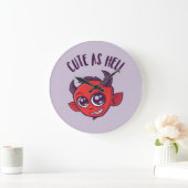 Niedlich als Hell Devil mit dunklem Text Große Wanduhr (Zuhause)