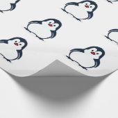 Niedlich animierter Pinguin Geschenkpapier (Ecke)