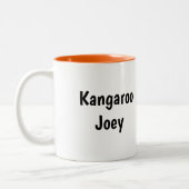 Niedlich animiertes Kangaroo mit Baby Zweifarbige Tasse (Links)