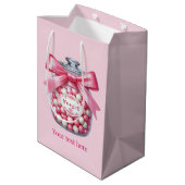 Niedlich anpassbar ist es eine Mädchendusche Mittlere Geschenktüte (Rückseite Schrägansicht)