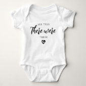 Niedlich anpassen und dann gab es die Nummer Baby Strampler (Vorderseite)