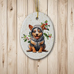 Niedlich Aussie Cattle Dog Christmas Holly Keramik Ornament<br><div class="desc">Das Bild auf der Vorderseite dieses niedlichen Holiday-Ornaments ist von einem bezaubernden australischen Rind-Hund-Welpe, der einen Winterschwitzer trägt. Hinter ihm steht ein Gezeter aus heiligen und roten Beeren. Kleine Goldkonfetti auf weißem Hintergrund verleihen dem Ornament ein wenig Glitzer. Auf der Rückseite, stilisiert rot und schwarz Büffel karierte Text sagt MERRY...</div>