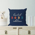 Niedlich Baby Birth Year Limited Edition Rainbow Kissen<br><div class="desc">Die Niedliche Kids Birth Year Limited Edition Rainbow Throw Kissen präsentieren sich in einer neuen Version! Dieses moderne und unterhaltsame Kissen ist die perfekte Ergänzung zu jedem Kinderzimmer oder Spielbereich, da es ein farbenfroh gestaltetes Regenbogen in Mohnfarben aufweist, das jeden Raum erhellt. Aber was dieses Kissen wirklich besonders macht, ist...</div>