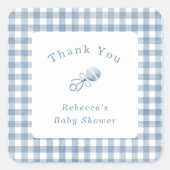 Niedlich Baby Boy Blue Gingham mit Rattle Danke Quadratischer Aufkleber (Vorderseite)
