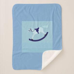 Niedlich Baby Boy Blue Rocking Horse Sherpadecke
