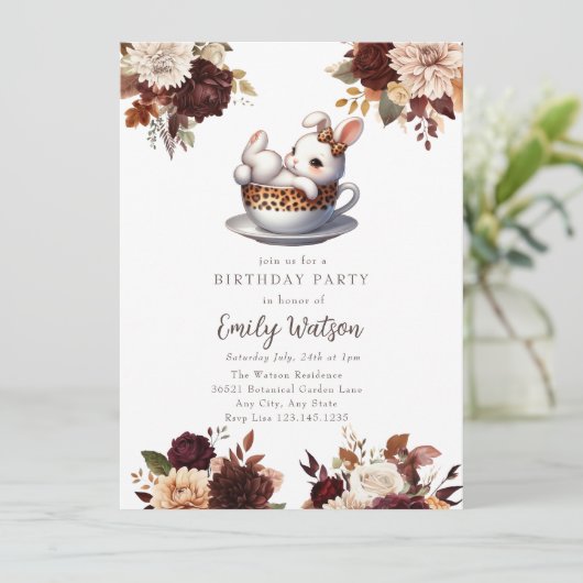 Niedlich Baby Bunny | Birthday Tee Party Einladung (Stehend Vorderseite)