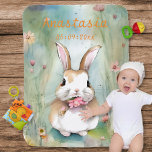 Niedlich Baby Bunny Pastel Watercolor Frühlingsblu Babydecke<br><div class="desc">Niedliches Hasen umgeben von sanften pastellfarbenen Frühlingsblumen auf der Vorderseite mit einem Muster von Frühlingsblumen auf der Rückseite. Personalisieren Sie diese,  indem Sie den eigenen Namen und das Datum eingeben.</div>