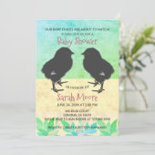 Niedlich Baby Chicks Green Twins Baby Dusche Einladung (Stehend Vorderseite)