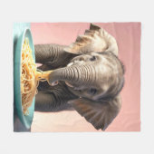 Niedlich Baby Elephant Eating Spaghetti Fleecedecke (Vorderseite (Horizontal))