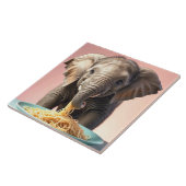 Niedlich Baby Elephant Eating Spaghetti Fliese (Seite)