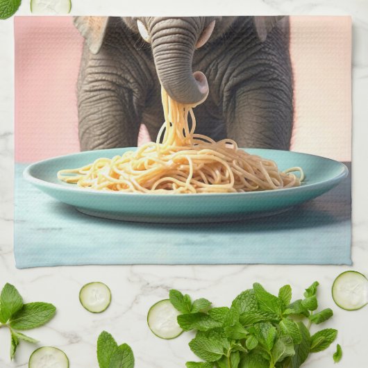 Niedlich Baby Elephant Eating Spaghetti Geschirrtuch (Gefaltet)