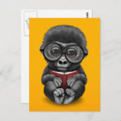 Niedlich Baby Gorilla Lesen eines Buches über Gelb Postkarte (Vorne/Hinten)
