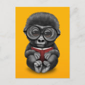 Niedlich Baby Gorilla Lesen eines Buches über Gelb Postkarte (Vorderseite)