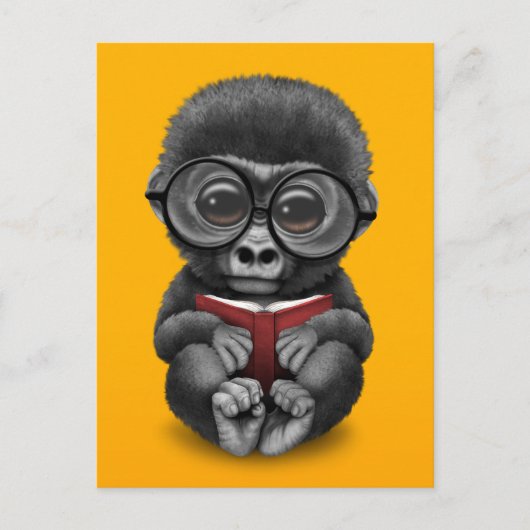 Niedlich Baby Gorilla Lesen eines Buches über Gelb Postkarte (Vorderseite)