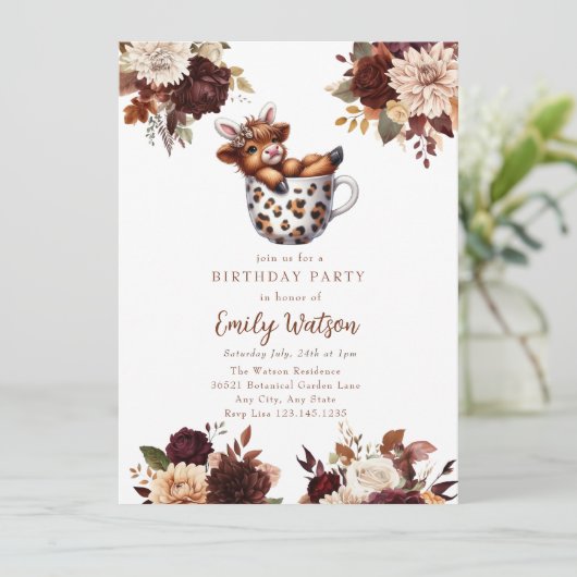 Niedlich Baby Highland Cow | Birthday Tee Party Einladung (Stehend Vorderseite)