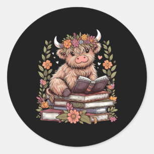 Niedlich Baby Highland Cow Reading Book Books Runder Aufkleber