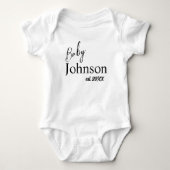 Niedlich Baby Johnson Personalisiert Est. 20XX Uni Baby Strampler (Vorderseite)