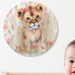 Niedlich Baby Lion Pastel Watercolor Frühlingsblum Große Wanduhr<br><div class="desc">Niedlicher Löwenkuchen,  der zwischen den Aquarellblüten der pastellfarbenen Frühlingsblumen sitzt. Ändern Sie den personalisierten Namen oder löschen Sie ihn.</div>