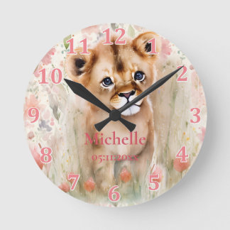 Niedlich Baby Lion Pastel Watercolor Frühlingsblum Runde Wanduhr