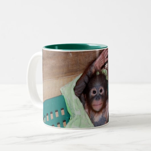 Niedlich Baby Orangutan Wave Hallo Zweifarbige Tasse (Vorderseite Links)