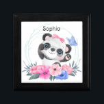 Niedlich Baby Panda Blume Wreath Individuelle Name Erinnerungskiste<br><div class="desc">Bewunderlich Niedliches Baby Panda mit Band und Blume Kranz. Ein tolles Geschenk für Panda-Fans, Panda-Liebhaber oder alle, die verrückt nach Pandas sind! Ein lustiges und niedliches Panda-Geschenk für jeden Anlass. Einfache Anpassung Ihres Princess-Namens und Schriftartes über den "Personalisierungsknopf". Sie können auch "Design auf ein Produkt übertragen" auf anderen Zazzle-Produkten und...</div>