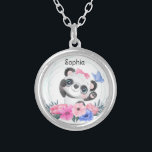 Niedlich Baby Panda Blume Wreath Individuelle Name Versilberte Kette<br><div class="desc">Bewunderlich Niedliches Baby Panda mit Band und Blume Kranz. Ein tolles Geschenk für Panda-Fans, Panda-Liebhaber oder alle, die verrückt nach Pandas sind! Ein lustiges und niedliches Panda-Geschenk für jeden Anlass. Einfache Anpassung Ihres Princess-Namens und Schriftartes über den "Personalisierungsknopf". Sie können auch "Design auf ein Produkt übertragen" auf anderen Zazzle-Produkten und...</div>