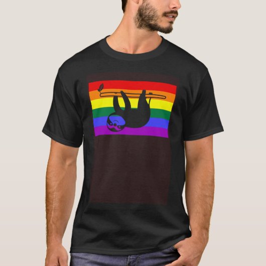 Niedlich Baby Sloth LGBTQ Gay Pride Flag Que T-Shirt (Vorderseite)