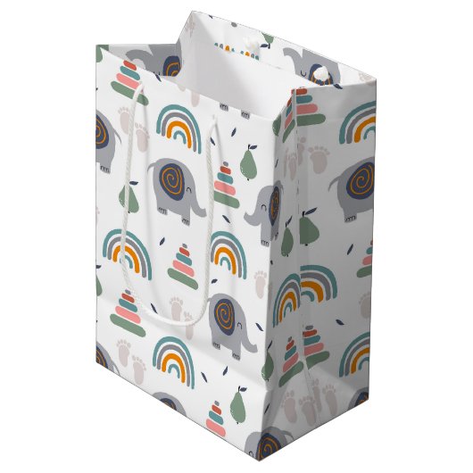 Niedlich Baby Toy Pattern Mittlere Geschenktüte (Vorderseite Schrägansicht)